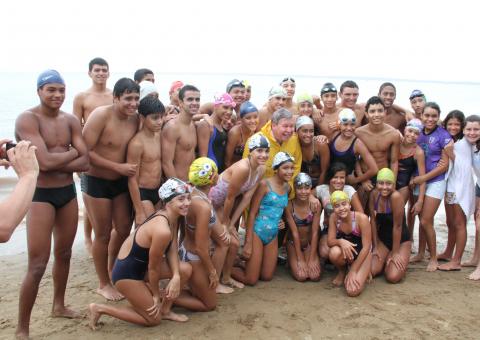 Artur acompanha nadadores em teste de risco na Ponta Negra